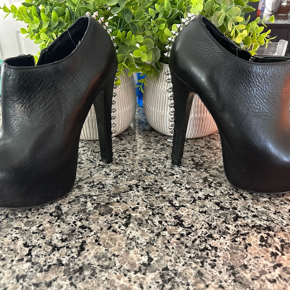 Steve Madden Spiked Bootie  7.5 Halloween Win